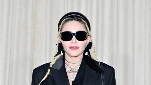 Madonna festeggia i 64 anni con un bacio di cui tutti parlano: il video