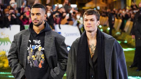 Mahmood e Blanco in corsa sulla bicicletta di Swarovsky: il video