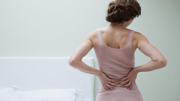 Mal di schiena? Ecco gli esercizi da fare a casa