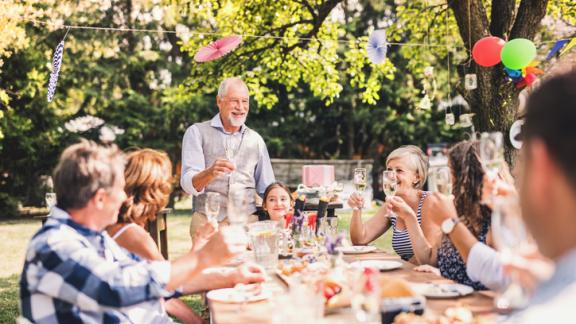 Ecco perché mangiamo di più quando siamo in compagnia