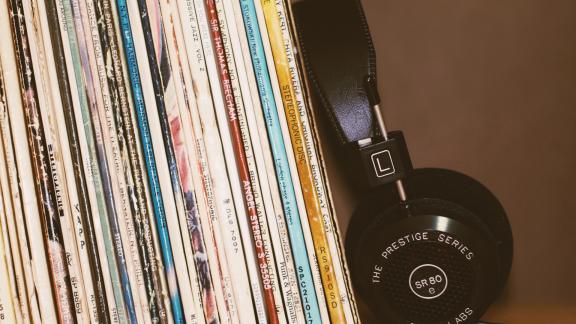 La magia dei vinili batte i compact disc: è record di vendite nel 2020