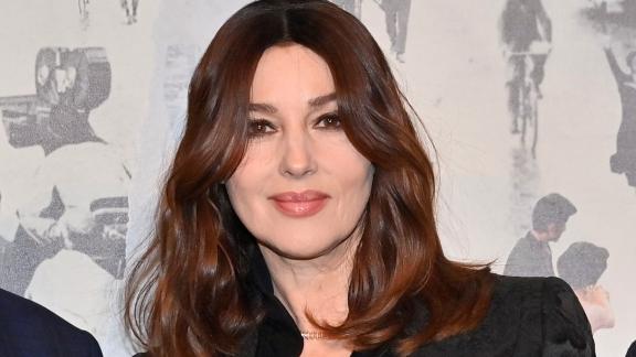 Monica Bellucci biondissima e bellissima nei panni di Anita Ekberg