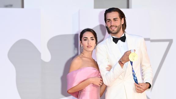 Gianmarco Tamberi conquista Venezia con bacio romantico e medaglia d'oro