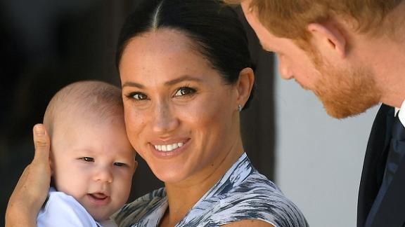 Baby Archie festeggia il primo compleanno, ma tra Harry e Meghan c'è aria di crisi
