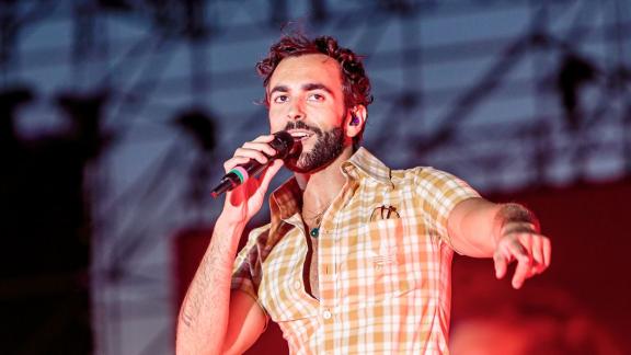 Marco Mengoni porta le pizze ai fan: il video