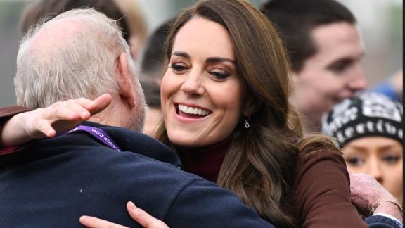 Kate Middleton ritrova un suo ex insegnante. Ed è subito emozione