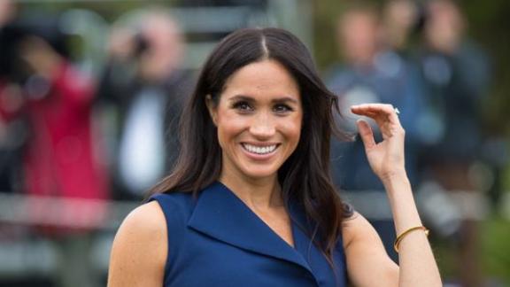 Meghan Markle elogia la Regina Elisabetta. Ma c'è chi pensa a un secondo fine