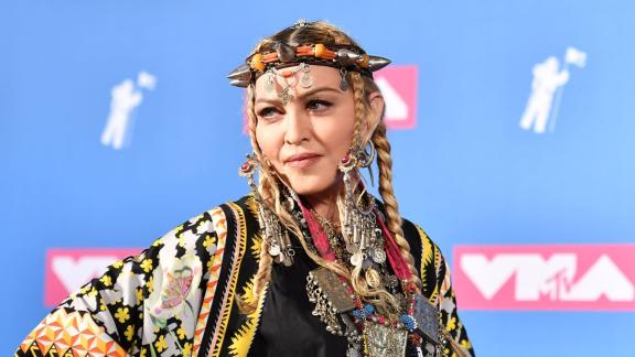 Madonna e famiglia al galoppo tra le giraffe: il video