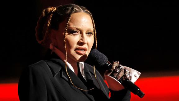 Madonna: i fan perplessi per il suo viso ai Grammy Award