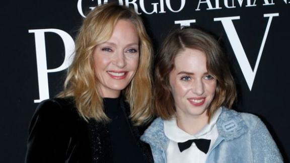 Uma Thurman scatenata a Milano per lo show della figlia Maya