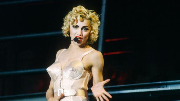 Madonna ricorda la madre con grande nostalgia e riapre gli armadi con i costumi più celebri della sua carriera