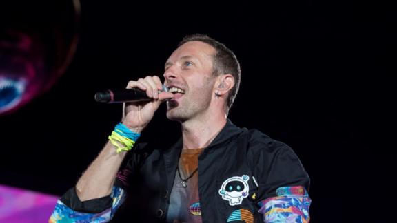 Coldplay: i fan cantano le loro hit fuori dallo stadio