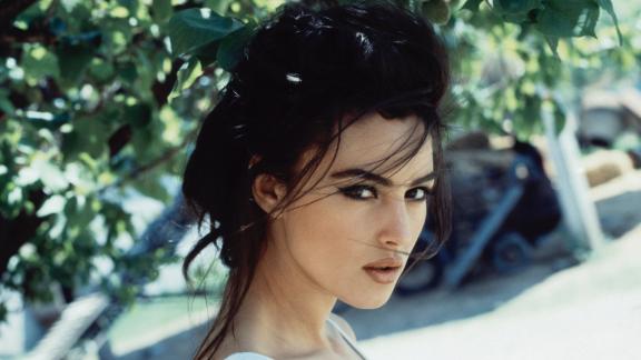 Ma... è Monica Bellucci o la figlia Deva? La bellissima foto che inganna