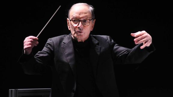 Ennio Morricone raffigurato in un murale gigante. A Bagheria l'omaggio al Maestro