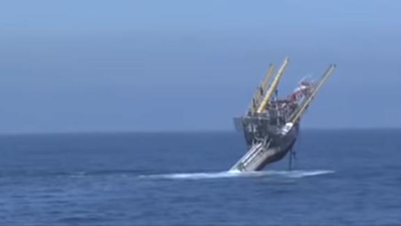 Si alza in verticale e poi "affonda". Così la nave RP FLIP fa ricerche nell'oceano