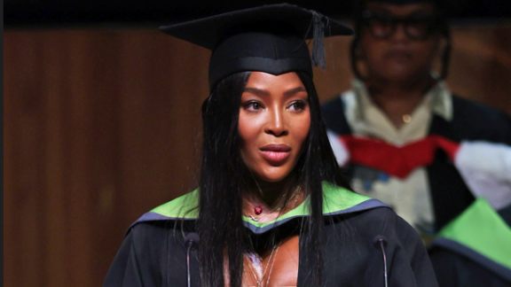 Naomi Campbell laureata tra le lacrime