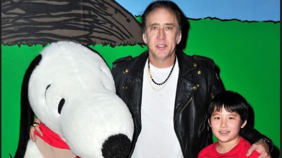 Nicolas Cage acquista un posto in aereo per l'amico immaginario del figlio