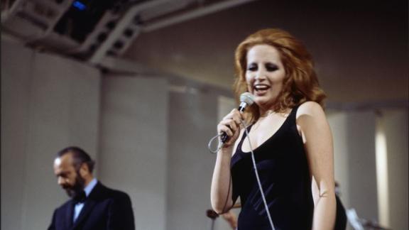 Mina canta i Beatles: ecco il video della prima canzone