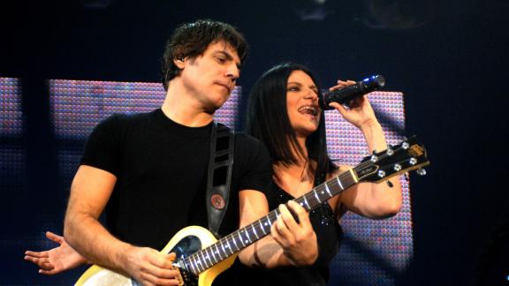 Laura Pausini: il bacio romantico sui social