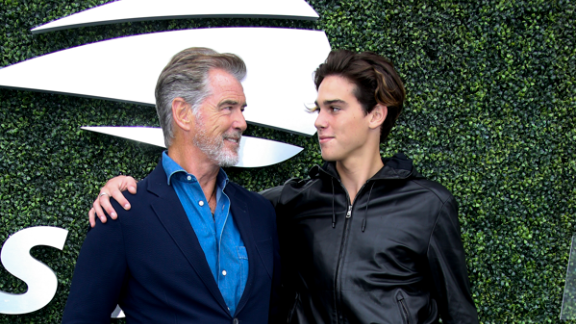Pierce Brosnan: il video con il figlio Paris