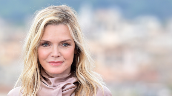 Michelle Pfeiffer incredibile nel nuovo look: le foto