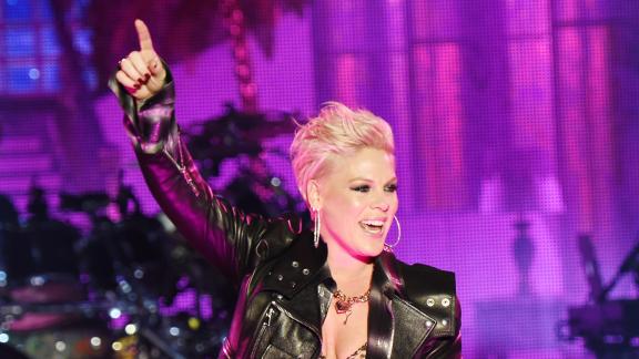 P!nk sostiene le atlete della nazionale norvegese insorte contro il bikini: pago io le multe!