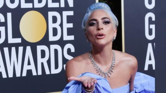Lady Gaga si gode uno spritz. E intanto la famiglia Gucci non risparmia le critiche 
