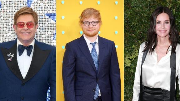 Ed Sheeran al piano con Elton John e Courteney Cox
