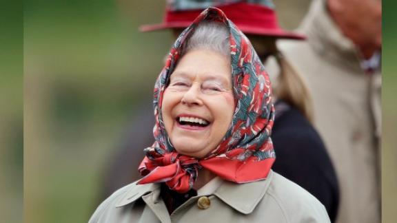  La Regina Elisabetta che corre felice come una ragazzina è un vero spettacolo!