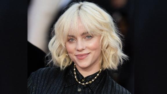 Billie Eilish canta Happier Than Ever sui tetti di Los Angeles: il video
