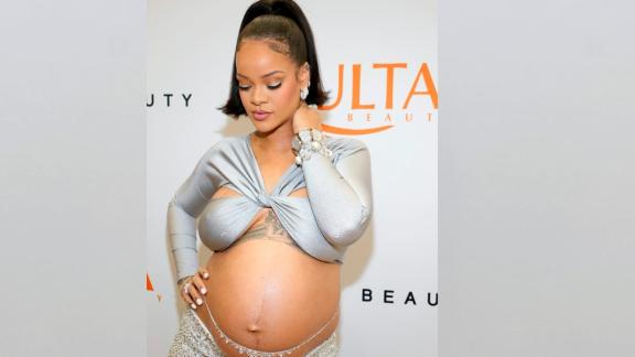 Rihanna vince la timidezza. E forse rivela anche quando nascerà il suo bebè
