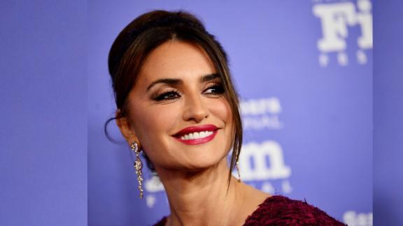 Penelope Cruz parla del valore della lentezza. E del ricordo della nonna
