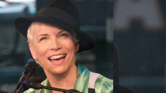 Se Annie Lennox rende omaggio a Carol King ed Edith Piaf