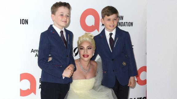 Lady Gaga con i figli di Elton John: la bellissima foto