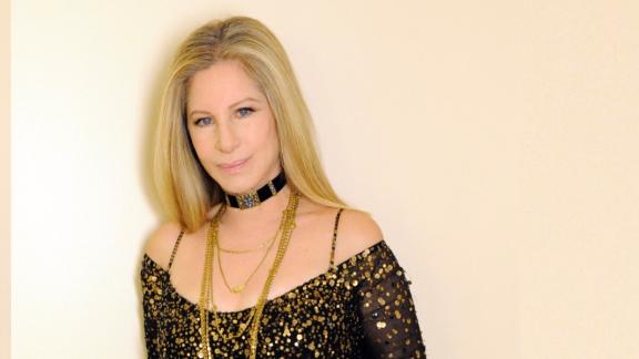 Barbra Streisand festeggia gli 80 anni con Chris Martin e Dakota Johnson: le foto