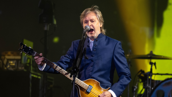 Paul McCartney suona con l'ologramma di John Lennon: il video