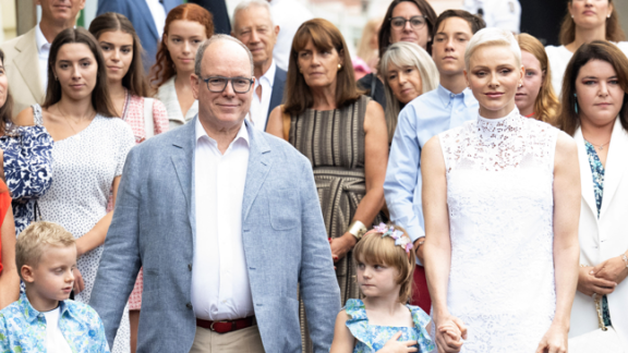La Principessa Charlene accompagna i figli il primo giorno di scuola