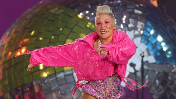 Pink sostiene Britney Spears nel difficile momento del divorzio: il video