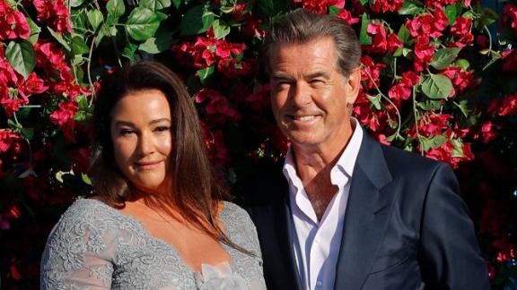 Pierce Brosnan felice in Versilia: le foto