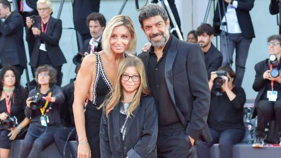 Pierfrancesco Favino sul red carpet di Venezia con la famiglia