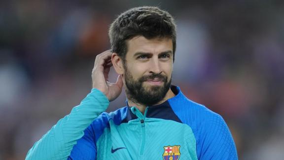 Gerard Piqué pubblica una foto con la fidanzata. Ed è polemica