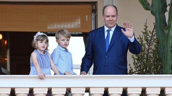 In attesa di mamma Charlene, i gemellini vanno a Glasgow con papà Alberto