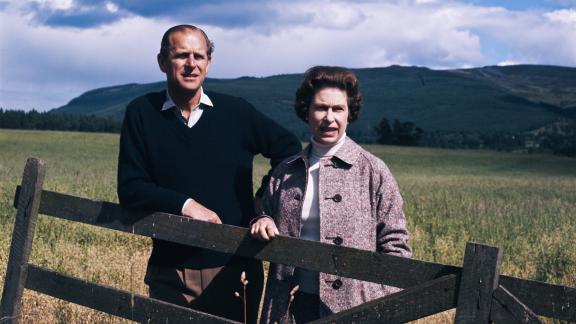 La regina Elisabetta e la sua prima vacanza a Balmoral senza il Principe Filippo