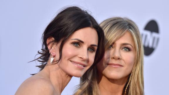 Jennifer Aniston rispolvera il celebre taglio alla Rachel: il video