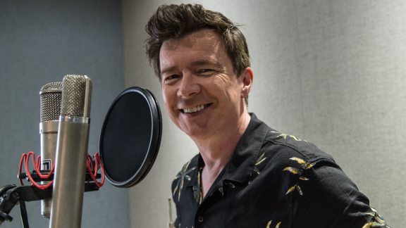 Rick Astley ricrea il  video della sua hit Never Gonna Give You Up