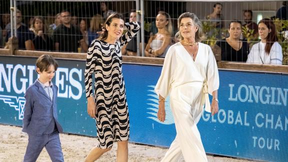 Charlotte Casiraghi e Carolina di Monaco presentano il piccolo Raphael. Ed è subito emozione