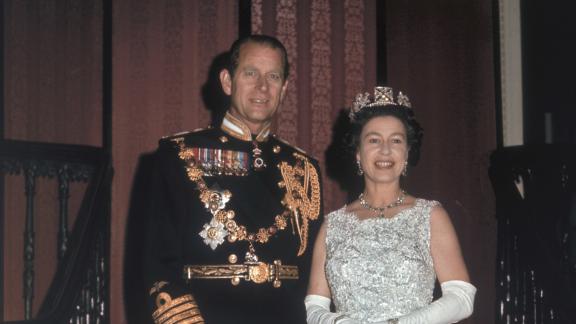 La Regina Elisabetta e il Principe Filippo avrebbero festeggiato oggi l'anniversario di nozze