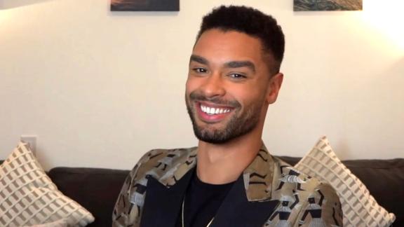 Regé-Jean Page ha anche una voce eccezionale: il video