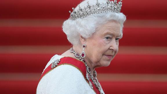 La regina Elisabetta non avrà la precedenza per il vaccino anti Covid-19