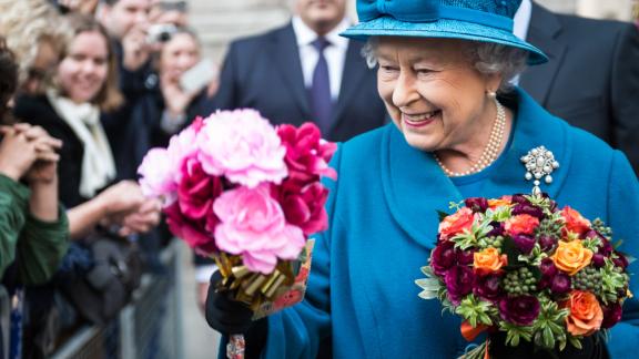 La Regina Elisabetta cerca un nuovo fiorista personale: ma non si tratta di un fioraio qualunque